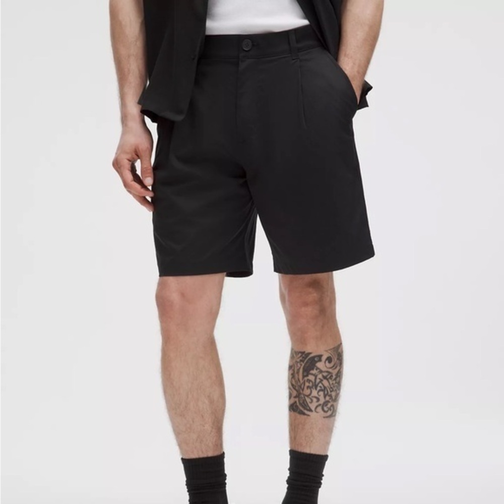 Lululemon Woven Relaxed-Fit Pleated Short 8"